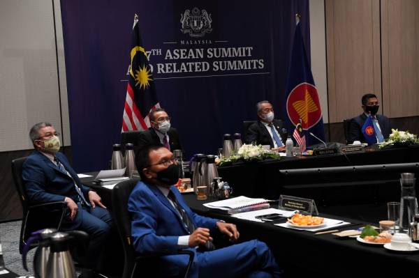 Perdana Menteri Tan Sri Muhyiddin Yassin bersama Menteri Kesihatan Datuk Seri Adham Baba (kiri), Menteri Luar Datuk Seri Hishammuddin Tun Hussein dan Menteri Kanan merangkap Menteri Perdagangan. - Foto Bernama