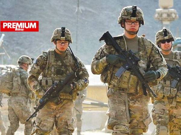 Gambar fail menunjukkan beberapa askar Amerika Syarikat melakukan rondaan di sebuah lokasi di Afganistan. - Foto AFP