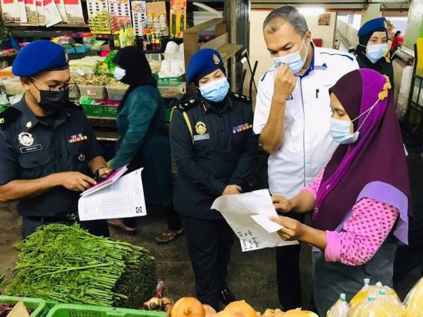 Saifullizan (dua dari kanan) bersama pegawai penguat kuasa KPDNHEP Perak mengadakan lawatan di Pasar Besar Ipoh hari ini sempena SHMMP Deepavali 2020 hari ini.