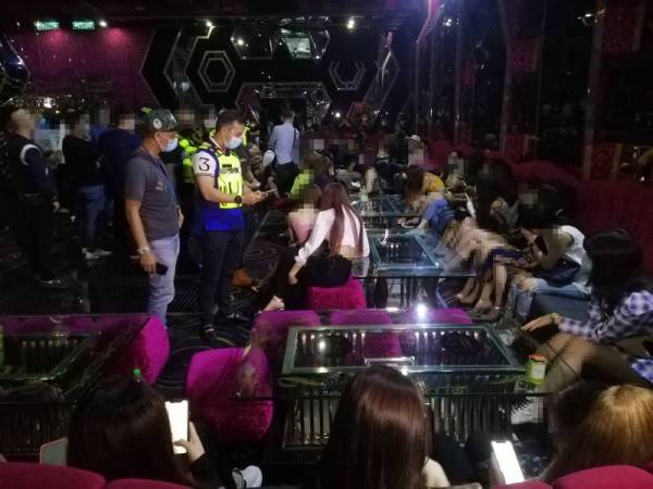 Antara pengunjung serta wanita warga asing yang ditahan dalam operasi di pusat hiburan di Jalan Loke Yew, Kuala Lumpur malam tadi.