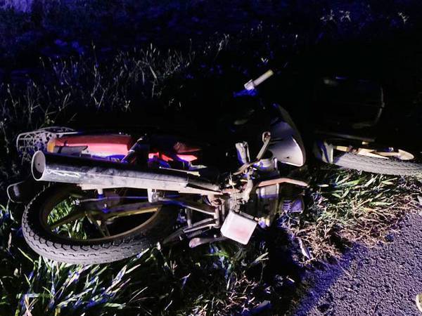 Keadaan motosikal mangsa yang terlibat nahas di di Kilometer 222.6, Lebuhraya Utara Selatan arah selatan malam tadi.