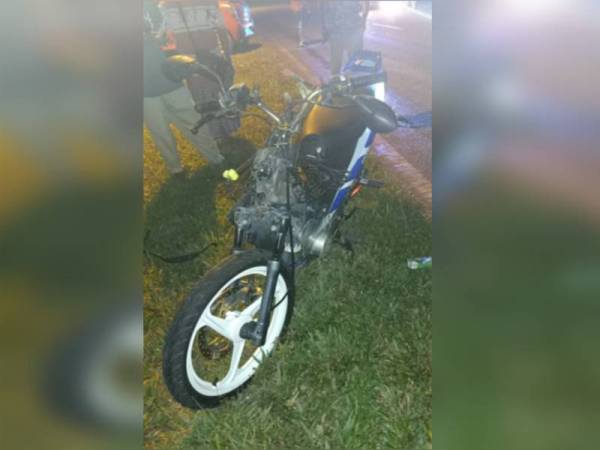 Keadaan motosikal jenis Yamaha 125Z yang berlanggar dengan tapir yang melintas jalan di Jalan Batang Rokan, Gemencheh malam tadi.