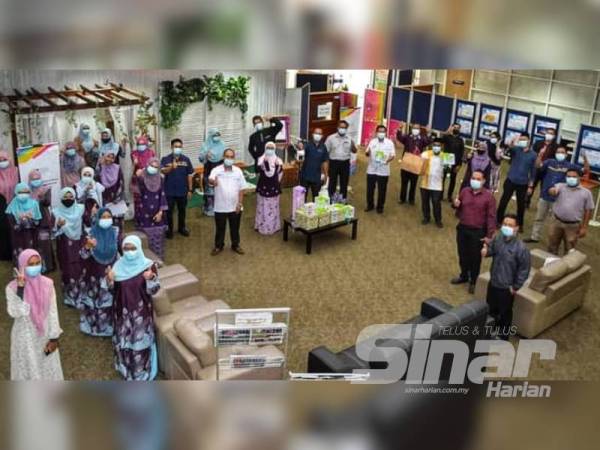 Majlis penyerahan sumbangan peralatan tersebut di Perpustakaan Al-Bukhari di UiTM Pahang Kampus Jengka,semalam.