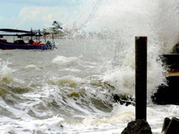 Fenomena air laut pasang besar diramalkan akan berlaku bermula 15 sehingga 16 November ini di pesisiran pantai negeri Selangor dengan ketinggian paras air laut mencecah 5.8 meter. - Gambar hiasan