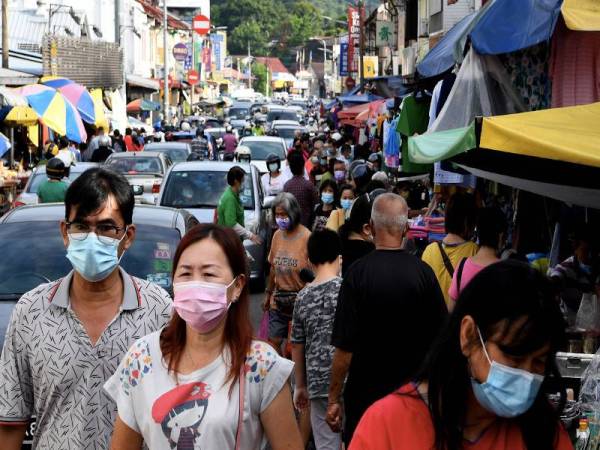 Kepadatan penduduk di Lembah Klang dan pergerakan dari satu zon ke zon lain dalam negeri tersebut atau pergerakan merentas negeri, membimbangkan KKM. (Gambar hiasan) - Foto Bernama