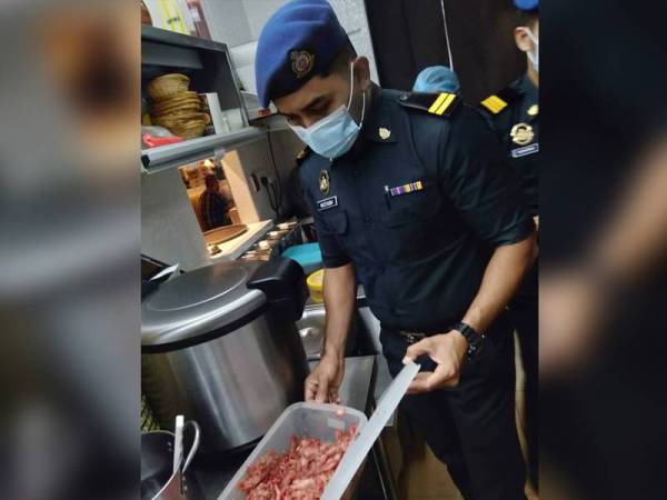 KPDNHEP Selangor menjalankan pemeriksaan di sebuah premis di Subang Jaya, Selangor semalam susulan dakwaan menu yang mengandungi daging babi.