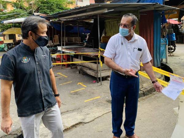 Jagdeep bersama Tung Seang meninjau TPS Taman Free School pagi tadi.