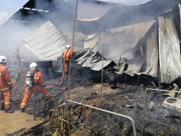 Anggota bomba memadamkan kebakaran di sebuah pejabat nurseri dan empat kenderaan di Jalan Bintang Mas, Bukit Pasir, Muar semalam.