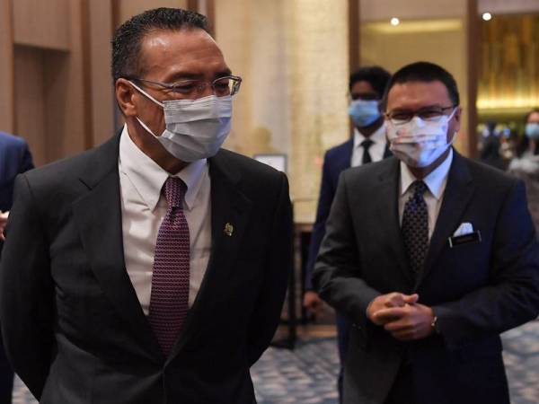 Hishammuddin diiringi Ketua Setiausaha Kementerian Luar Negeri, Datuk Seri Muhammad Shahrul Ikram Yaakob (kanan) ketika tiba pada hari keenam Sidang Kemuncak ASEAN Ke-37 dan Sidang-Sidang Kemuncak Berkaitan yang diadakan secara maya hari ini.