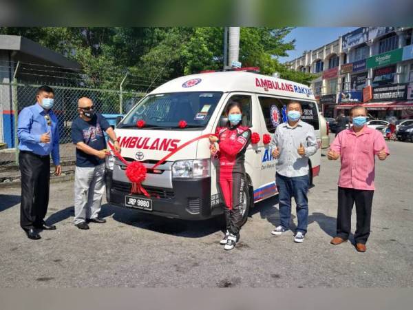 Chee Heng (kiri) dan Leona Chin (tengah) ketika Majlis Pelancaran Ambulans Rakyat Pertama di Puchong Utama, Puchong.