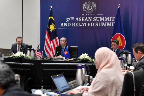 Muhyiddin (tengah) berucap pada hari keenam Sidang Kemuncak ASEAN Ke-37 dan Sidang-Sidang Kemuncak Berkaitan pada hari keenam persidangan tersebut yang diadakan secara maya hari ini. -Foto Bernama