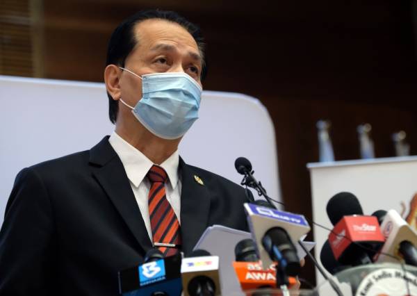 Ketua Pengarah Kesihatan Tan Sri Dr Noor Hisham Abdullah pada sidang media harian berkaitan jangkitan Covid-19 di Kementerian Kesihatan. -Foto Bernama