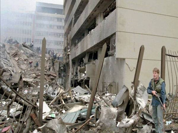 Serangan ke atas kedutaan Amerika Syarikat di Kenya dan Tanzania oleh al-Qaeda telah membunuh ratusan orang pada tahun 1998. - Agensi