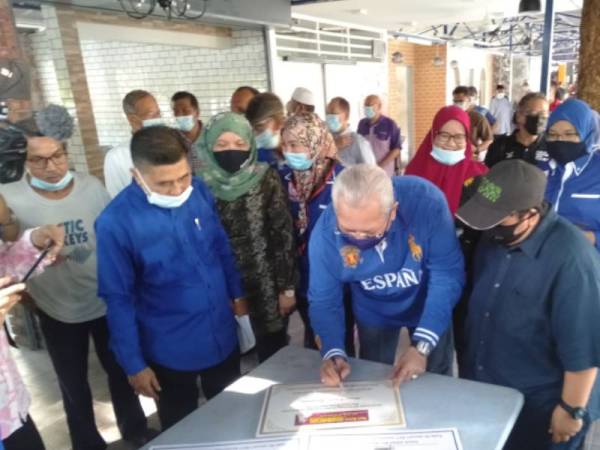 Annuar (dua dari kanan) melawat salah sebuah gerai yang menerima tawaran lesen oleh DBKL.