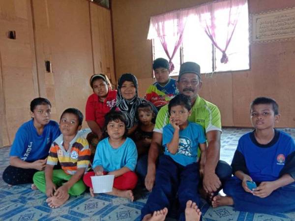 Abdul Wahid, Norliana dan lapan daripada sembilan anaknya hidup dalam keadaan serba kekurangan termasuk enam daripadanya tidak bersekolah ketika ditemui di kediamannya di Felda Papan Timur, Bandar Mas, Kota Tinggi hari ini.