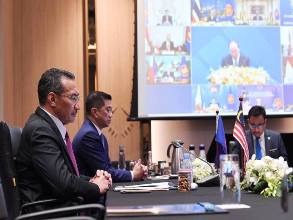 Mohamed Azmin (dua dari kiri) pada Sidang Kemuncak ASEAN ke-37 dan sidang lain berkaitan hari ini. Foto: Bernama