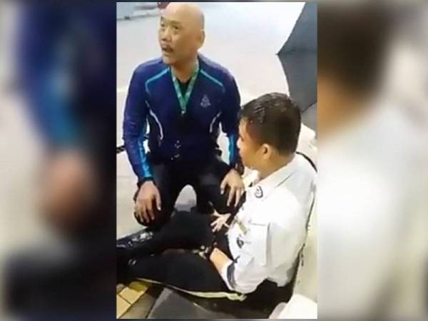 Nazmi (kanan) cedera selepas dihempap khemah di SJR Plaza Tol Duta di sini hari ini.