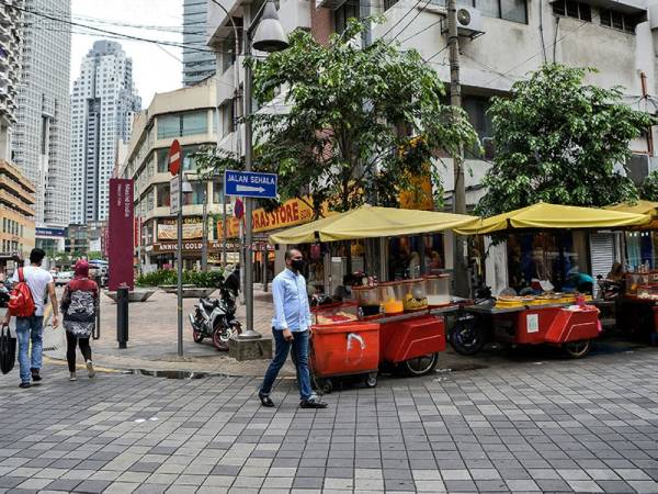 Peniaga memulakan perniagaan selepas Kementerian Wilayah Persekutuan menjadikan Kuala Lumpur, Putrajaya dan Labuan sebagai Wilayah Bebas Berniaga.