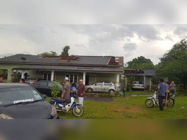 Keadaan rumah penduduk di Mambau yang terjejas akibat ribut petang semalam.