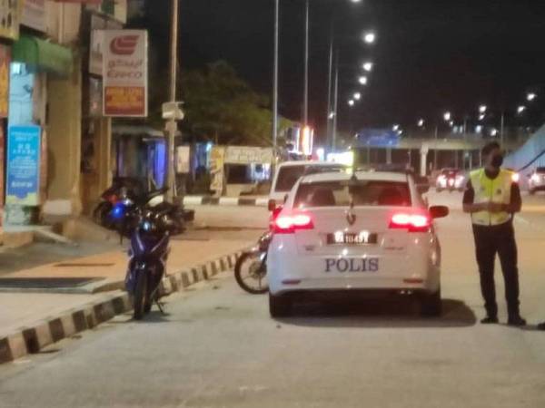 Lelaki tersebut ditemukan di kaki lima deretan kedai di Bayan Lepas malam tadi.