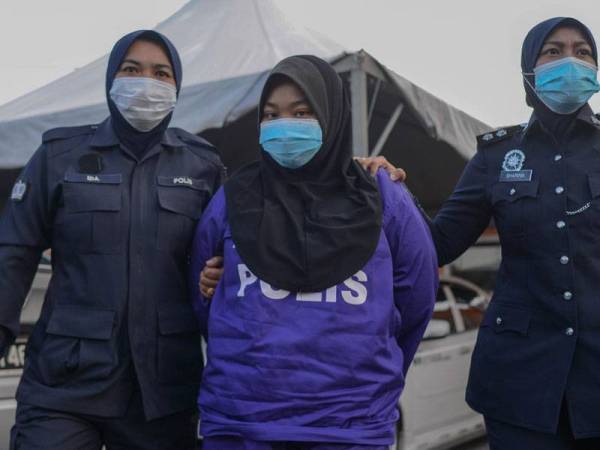 Tertuduh, Siti Nur Athirah Azmi hanya mengangguk faham selepas pertuduhan terhadapnya dibacakan di hadapan Majistret Engku Nurul Ain Engku Muda.