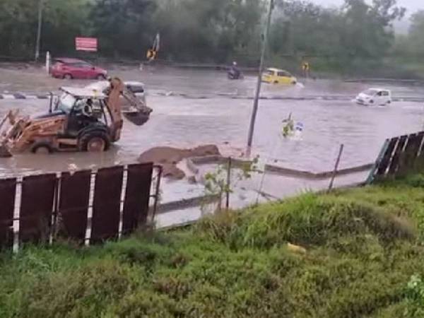 Jalan Persekutuan Dilimpahi Air Pasang Besar