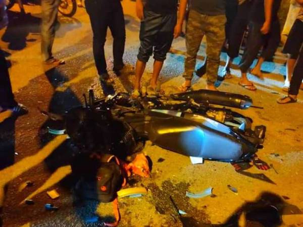 Keadaan motosikal mangsa yang rosak teruk akibat kemalangan tersebut. - Foto: Pembaca