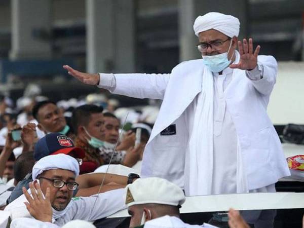 Rizieq dikerumuni para penyokong beliau yang menyambut kepulangannya dari Arab Saudi pada Selasa lalu. - Foto Agensi