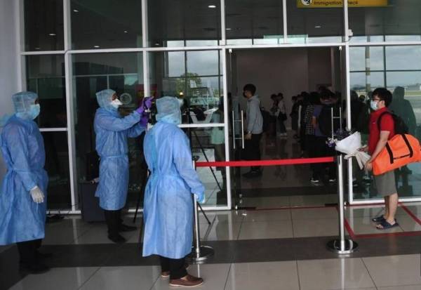 Kerajaan telah mengeluarkan arahan bagi individu bukan warganegara untuk membuat bayaran caj kuarantin di Pintu Masuk Antarabangsa. (Gambar hiasan) - Foto Bernama