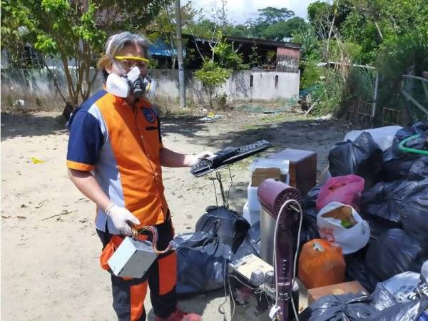 Antara barangan berharga penduduk yang rosak akibat banjir kilat.