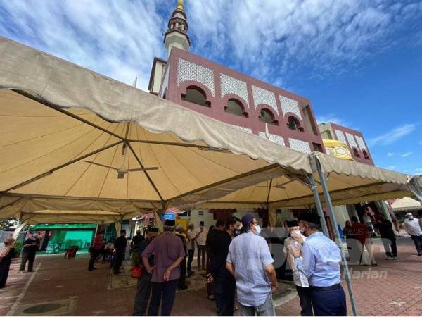 Pekarangan Masjid Bilal Bin Rabbah, Taman Koperasi Polis mula dipenuhi keluarga, sahabat rapat dan kenalan Allahyarham Baharom.