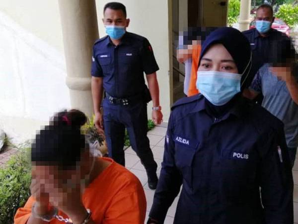 Empat suspek yang memakai baju lokap polis bewarna oren dan baju biasa, dibawa ke Mahkamah Selayang hari ini, berhubung kes pencemaran bau bahan pelarut di Sungai Selangor, minggu lalu.