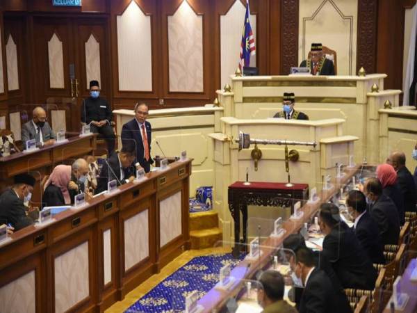 Wan Rosdy menjawab pertanyaan Yu Man yang ingin mengetahui perkembangan terkini mengenai penstrukturan semula air di Pahang pada sidang Dun hari ini.