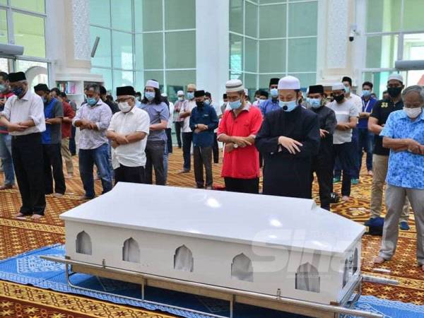 Hussamuddin (depan; dua kiri) bersama Menteri Kanan (Keselamatan), Datuk Seri Ismail Sabri Yaakob (depan; kiri) bersama menunaikan solat jenazah dengan dipimpim imam, Ahmad Fathi Muhammad Naqib. FOTO SINAR HARIAN /ASRIL ASWANDI SHUKOR.