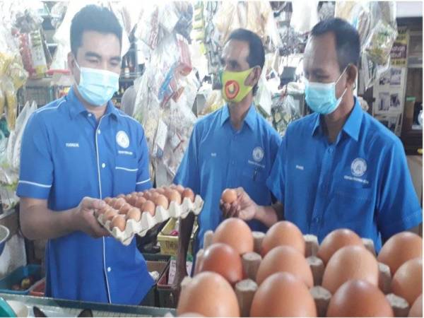 Mohd Yusrizal (kiri) ketika membuat tinjauan harga barangan keperluan di Pasar Besar Alor Setar hari ini.