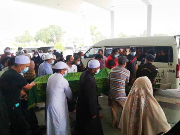 Jenazah Manis Muka tiba di Masjid Bandaraya Kota Kinabalu untuk disembahyangkan sebelum di bawa ke Semporna untuk kebumikan di perkarangan Masjid Ar Rahim, Kampung Bugaya hari ini.