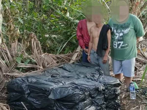 Tiga lelaki yang ditahan bersama minuman keras yang cuba diseludup masuk dari Labuan ke Menumbok, Kota Kinabalu semalam.