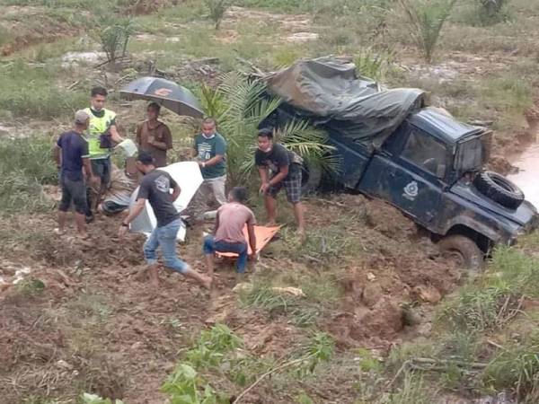 Keadaan kenderaan pacuan empat roda PDRM yang terbabas danterjunam ke bawah tebing ladang sawit. Foto: Facebook Info Roadblock JPJ/ Polis