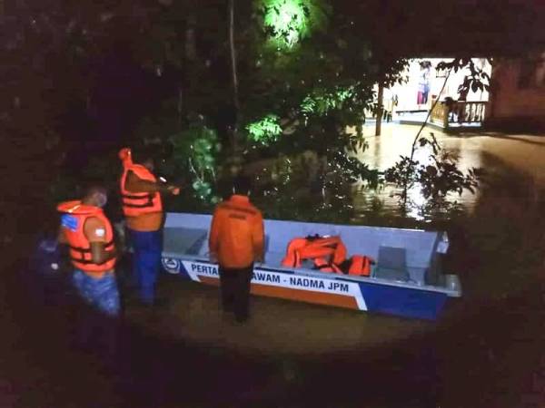 Pihak keselamatan memindahkan mangsa banjir di daerah Setiu malam tadi.