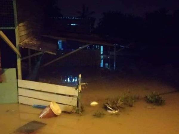 Keadaan sebuah rumah penduduk yang dilanda banjir malam tadi.