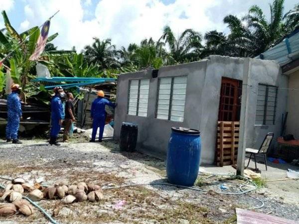 Antara rumah di Kampung Api-Api yang rosak dilanda ribut dan hujan lebat malam tadi.