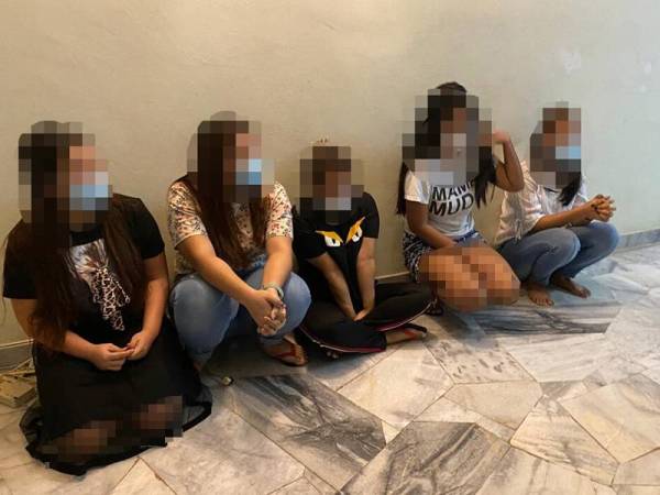 Polis menahan lima wanita Indonesia dalam serbuan sebuah rumah teres dua tingkat di Bandar Puchong Jaya, semalam dan membongkar kegiatan perjudian online.