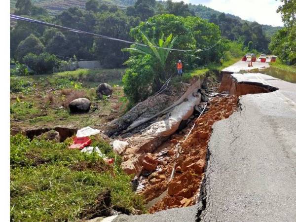 Jalan lama Bentong-Raub berhampiran Kampung Sungai Chetang ditutup sepenuhnya kepada semua jenis kenderaan ekoran tanah runtuh. Foto Facebook JKR RAUB