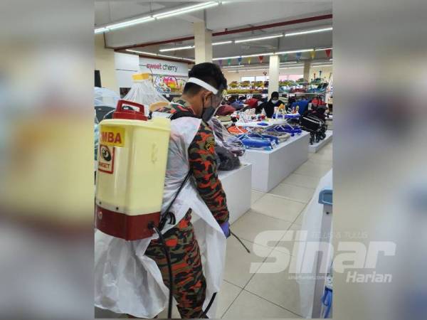 Pihak bomba melakukan kerja-kerja sanitasi di sebuah premis perniagaan di Kota Tinggi semalam.