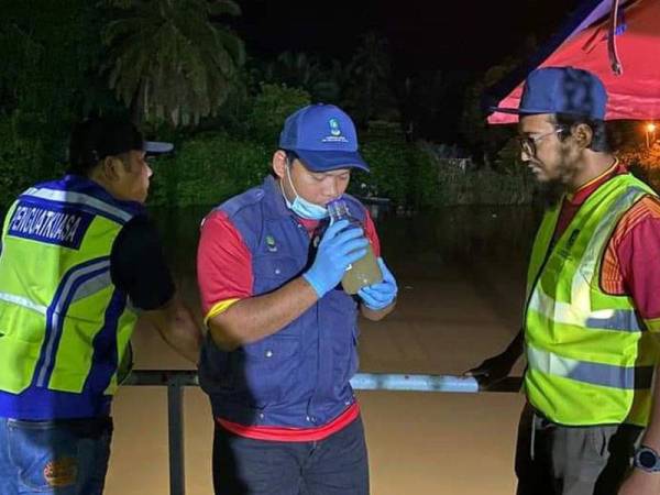 Pegawai LUAS sedang mengambil sampel air di LRA Rantau Panjang. Foto: Facebook LUAS