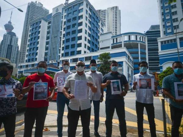 Azwan (tiga dari kiri) bersama Pemuda PN membuat laporan polis berhubung penerbitan filem berjudul 'Babi' di IPD Dang Wangi hari ini.