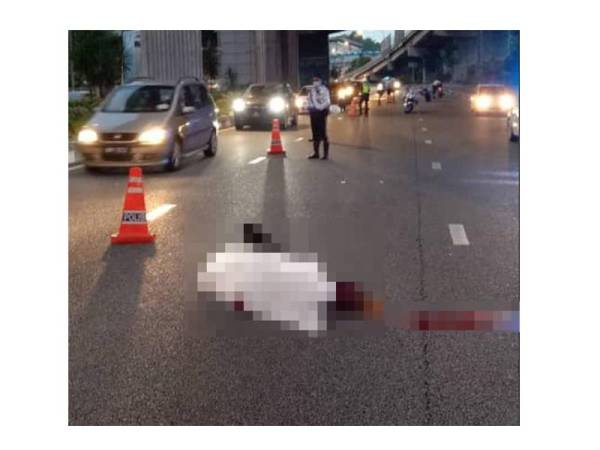 Seorang lelaki ditemui mati dengan kesan tetakan pada anggota badan di Jalan Bangsar menghala Pantai Dalam, Kuala Lumpur hari ini.