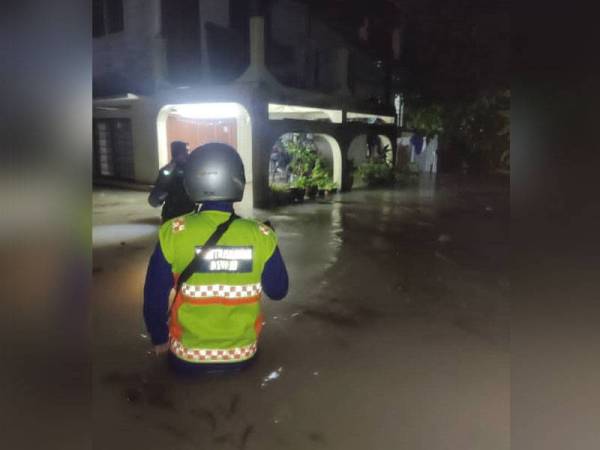 Hujan lebat berterusan menyebabkan air naik di beberapa kawasan di daerah Kinta. Foto: ihsan APM