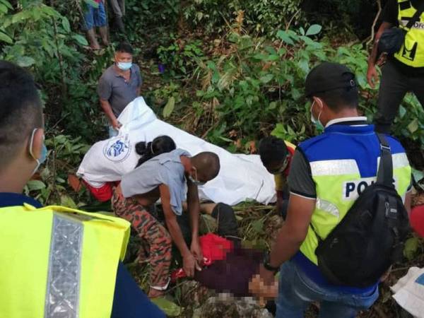 Anggota penyelamat mengeluarkan mangsa dari tempat kejadian di Gunung Gua Sireh, Baling pagi tadi.