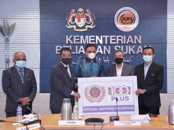 Reezal Merican (tengah) hadir menyaksikan MoU kerjasama antara 100PLUS dan MSN di Kementerian Belia dan Sukan, Putrajaya hari ini.